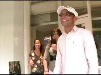 ஒரு குஞ்சு டிக் உறிஞ்சுகிறது