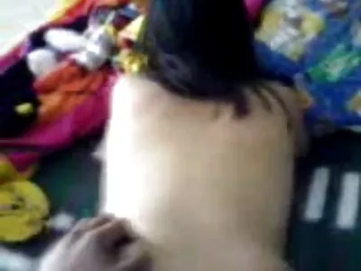 அவளது உடலைக் காட்டும் தனி பொன்னிற தேன்