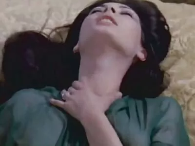 பெண்கள் ஒரு பெரிய டில்டோவில் அமர்ந்திருக்கிறார்கள்