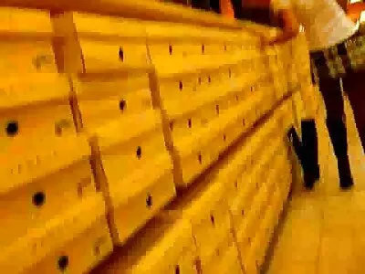 பெண் மெல்ல சவாரி செய்து காலை க்ரீம்பியைப் பெறுகிறாள்