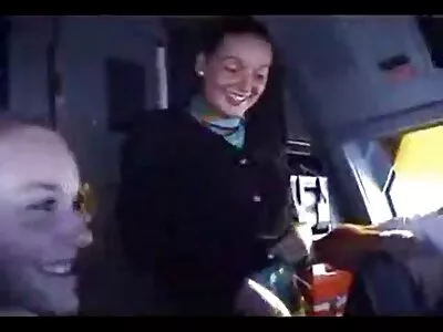 நான் அவளுடைய ஈரமான புண்ணை மசாஜ் செய்து துளையிடுகிறேன்