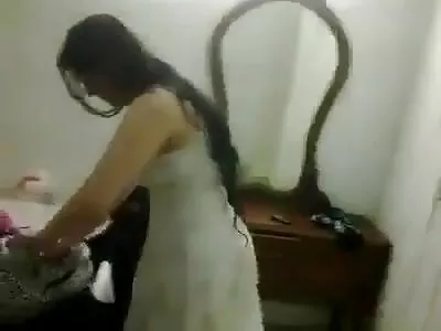 மகிழ்ச்சியான மூன்று நண்பர்களுடன் கடினமாக இருங்கள்