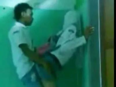 நான் அவளுடைய கடின முலைக்காம்புகளை மிகவும் விரும்புகிறேன்