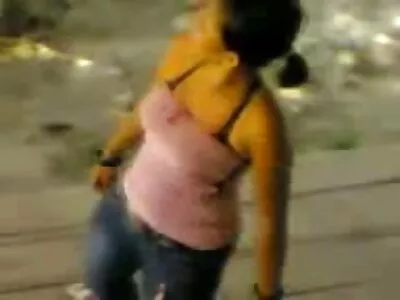 என் பிச்சி குழந்தை மகிழ்ச்சியிலிருந்து கத்துகிறது