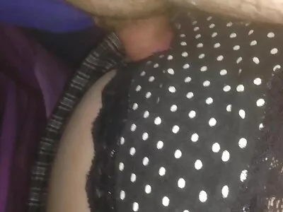 பெண் ஒரு பெரிய டில்டோவை உறிஞ்சுகிறாள்