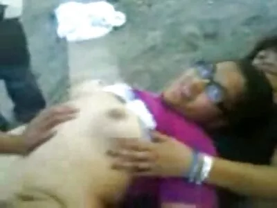 ஒரு பிம்போ அவளுடைய ஈரமான கழுதையில் சிக்கிக்கொண்டது