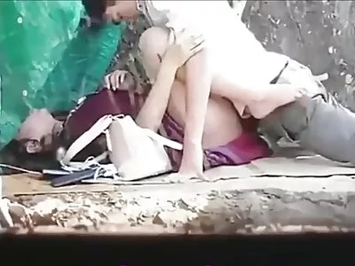 அவளது முழங்கால்களில் பஸ்டி பொன்னிறம்