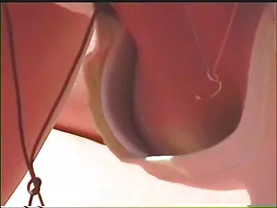 பொன்னிறமான ஹாட்டி உறிஞ்சும் மற்றும் குடுத்து